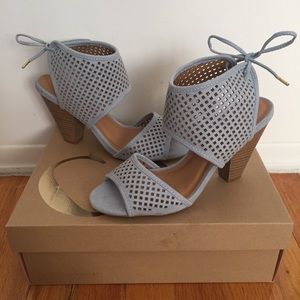 NIB Blue Peep Toe Chunky Heeled Sandals